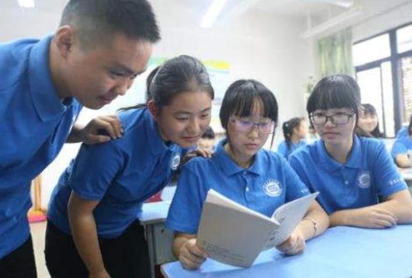 安徽一老师编“男足”段子，学校当标语滚动*放播**，结果有些意外