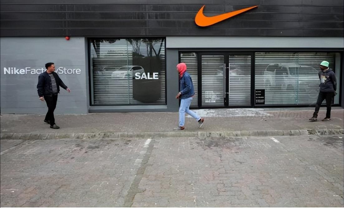 暴跌8000亿！爆火40年库存堆压如山，耐克被国人联名*制抵**？