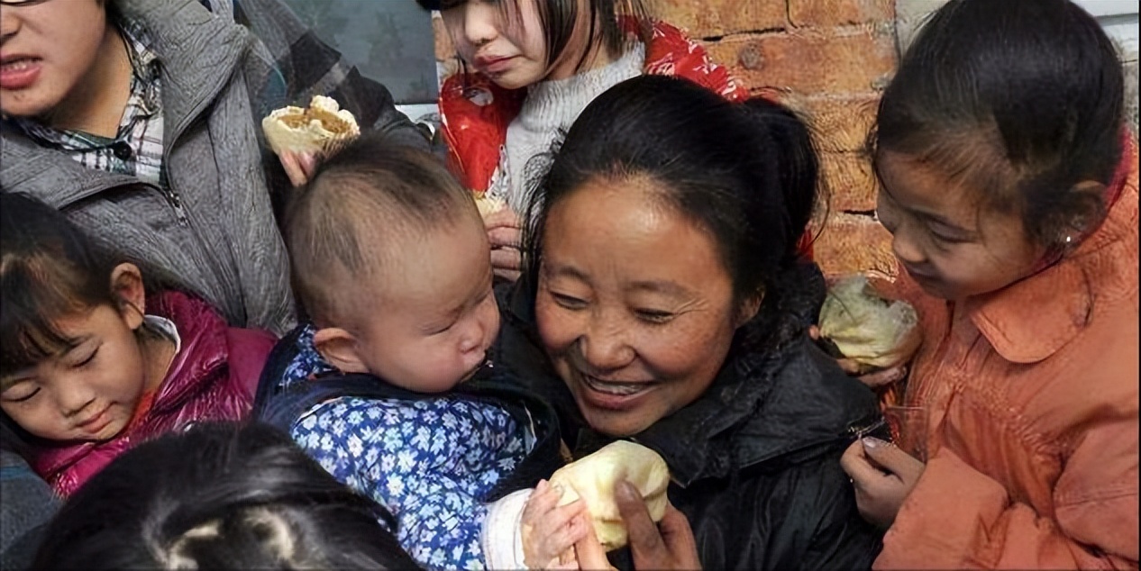 收养118个爱心妈妈为什么判刑,收养118个弃婴的妈妈被判刑