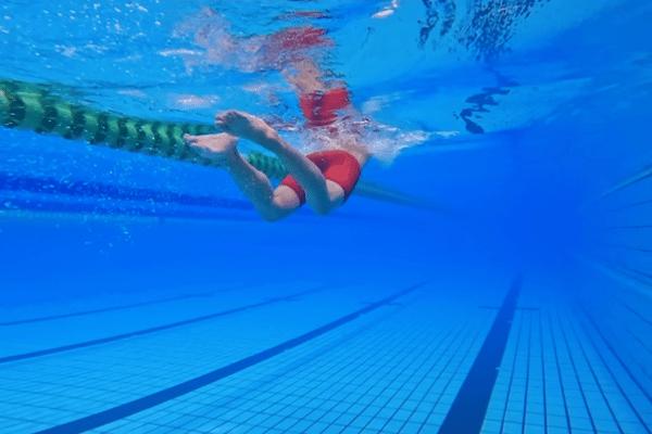 老年人学蛙泳收腿不到位怎么办,蛙泳什么时候收腿比较好