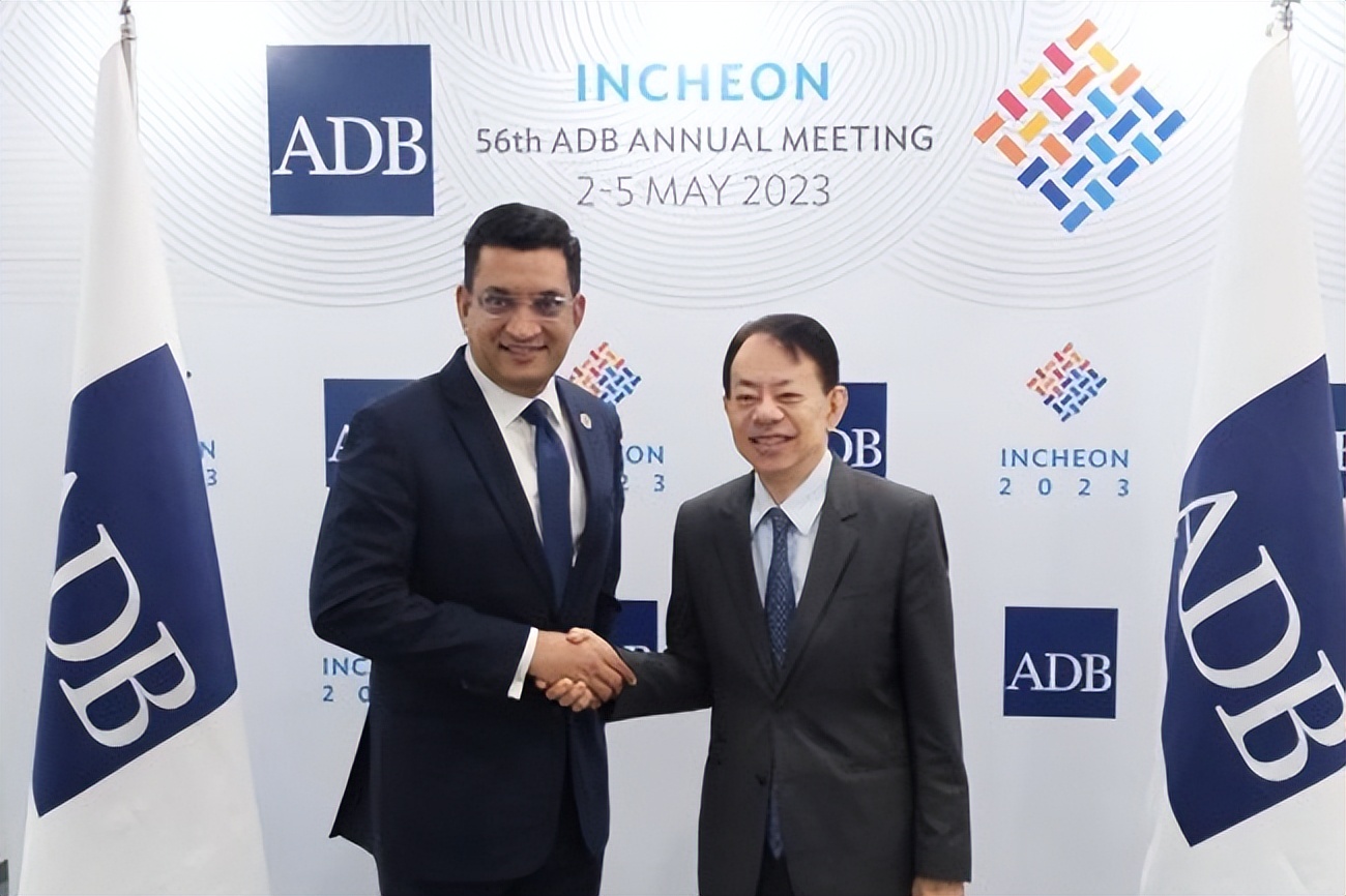 印度急眼了，斯里兰卡反反复复，抱住英国大腿