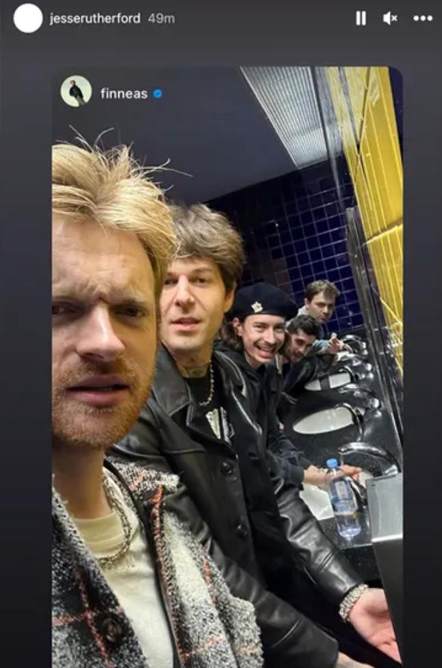 21岁天才唱作少女被曝光恋情！男友大十岁，粉丝：妹妹你图啥…