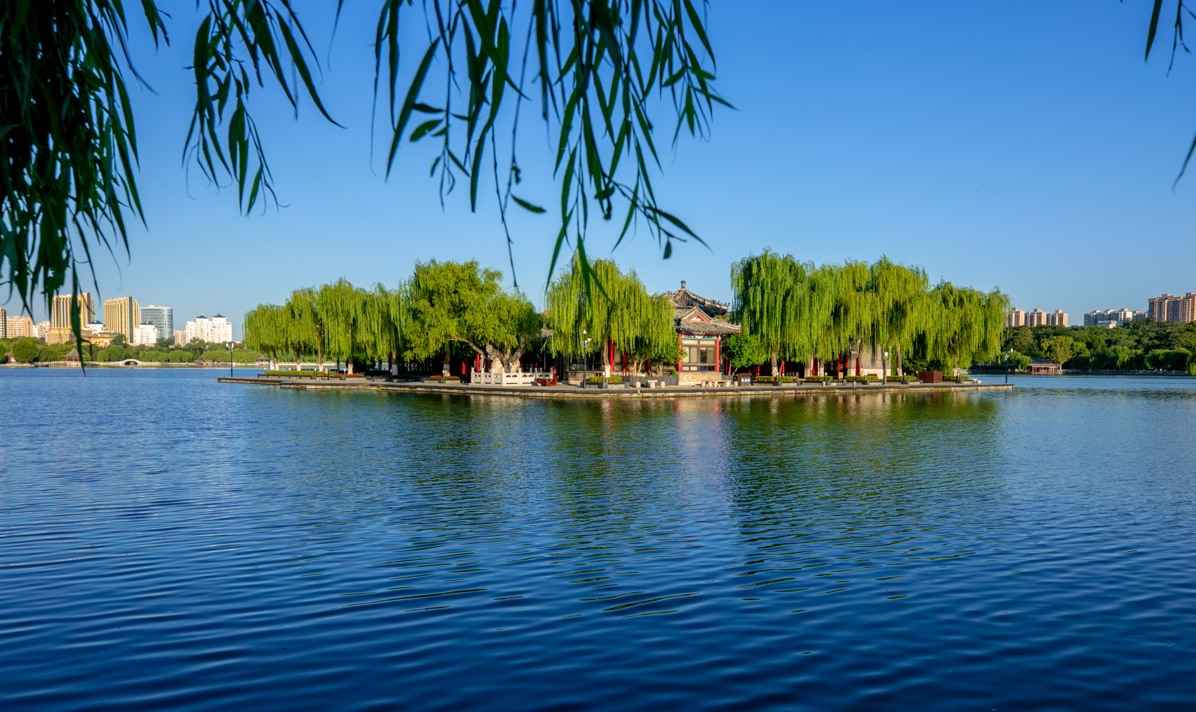 游济南趵突泉大明湖的感慨,趵突腾空润泉城