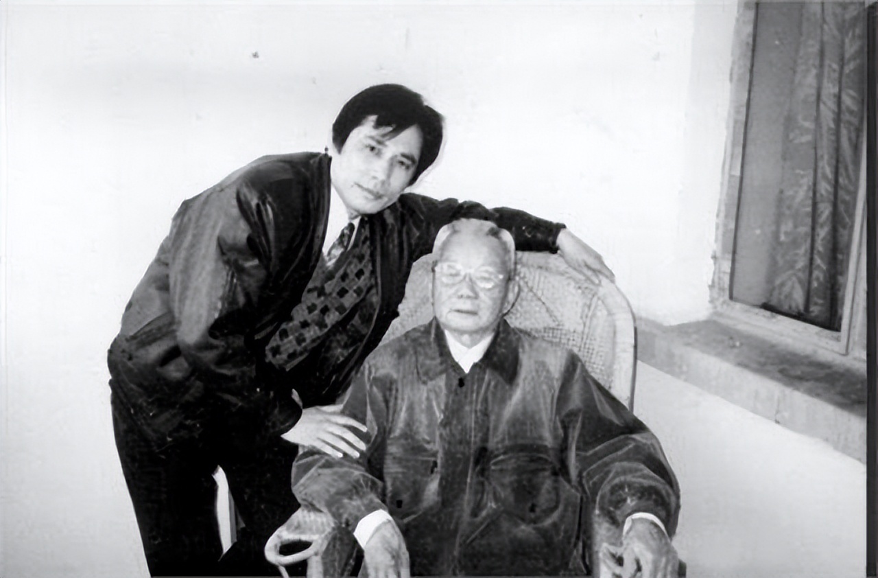 12军副军长痛哭着叩开*伯承刘**家门，刘帅严肃道：王近山让你委屈了