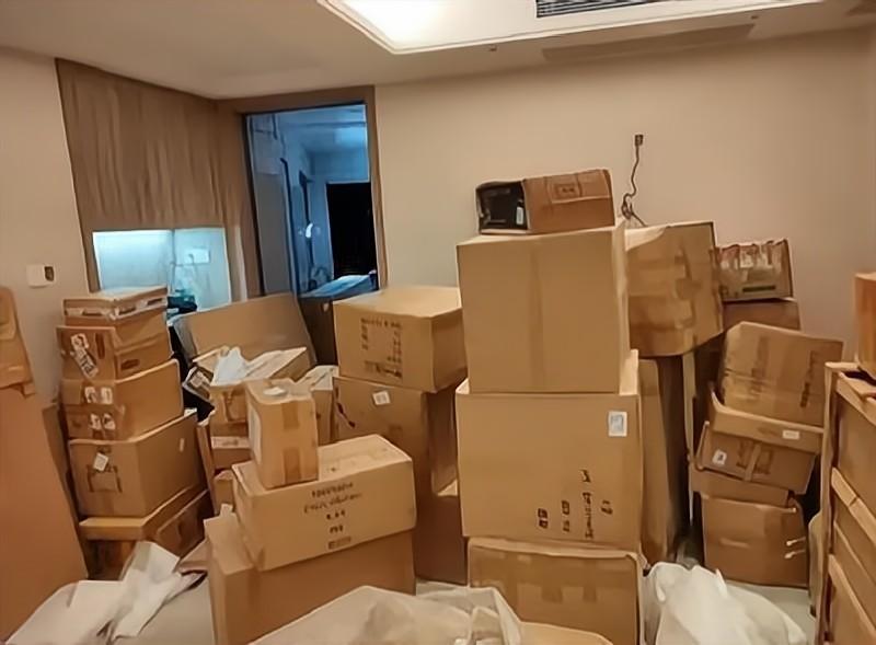 90后上班族一个月开销,90后月入2万却只花250元攒钱买房