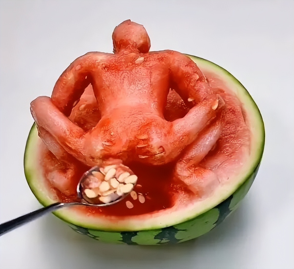 女友网上买了一件紧身裙子，这能穿的下？”网友：这也太紧了吧