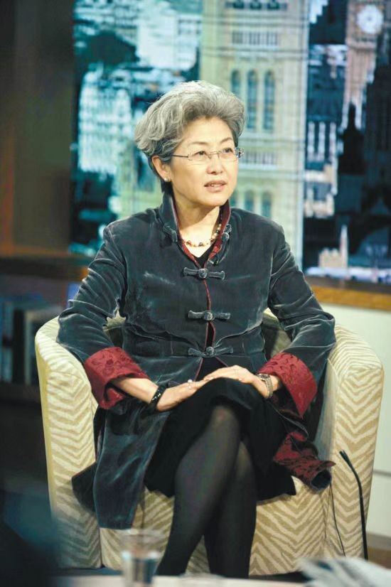 颜值与智慧并存的优秀外交官照,韩国最美的白发女外交官