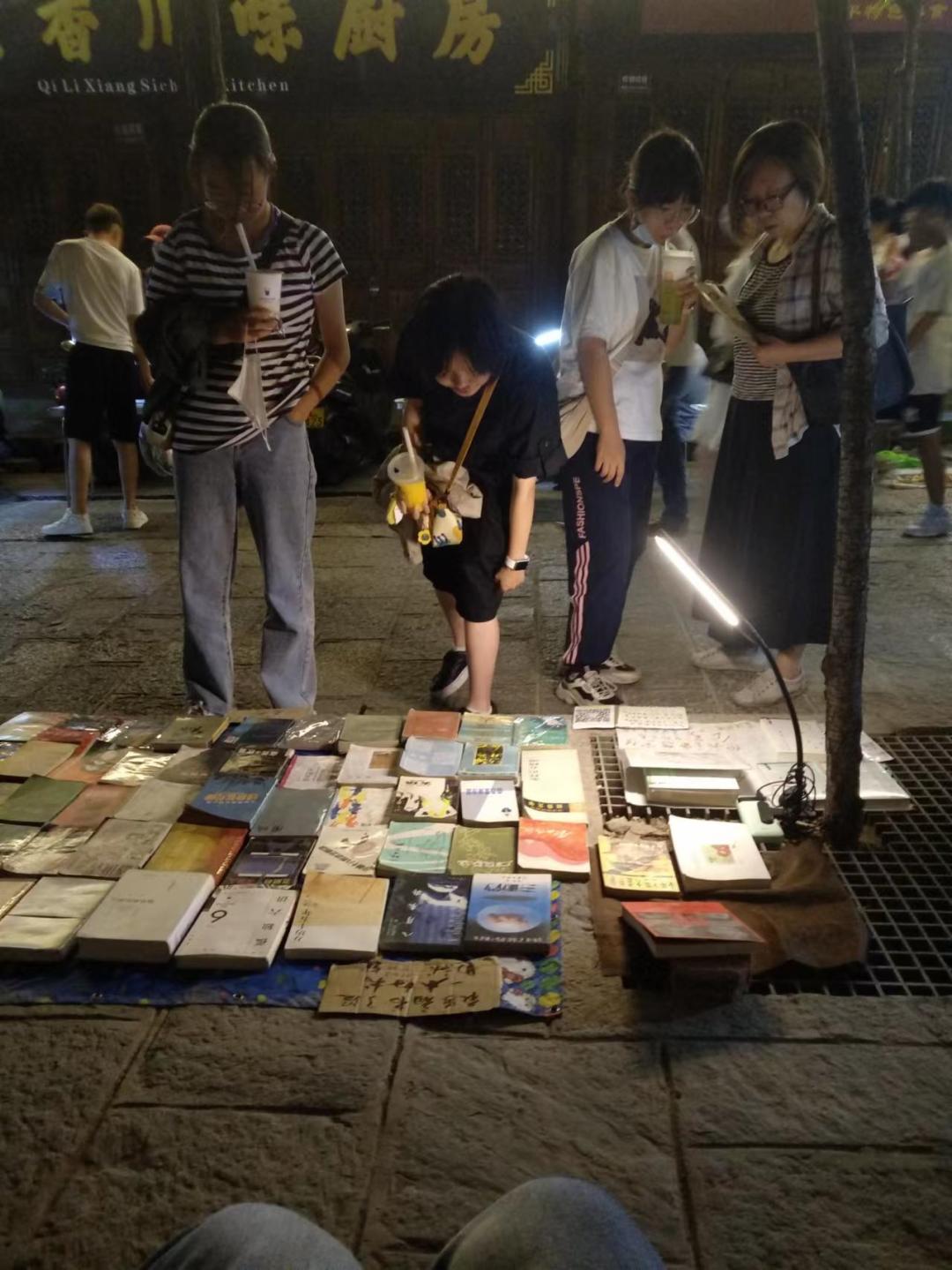 摆摊卖旧书哪里进货,摆摊卖旧书体验生活