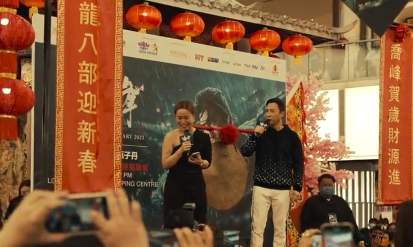 甄子丹的唐装春晚,甄子丹身穿唐装现身海外