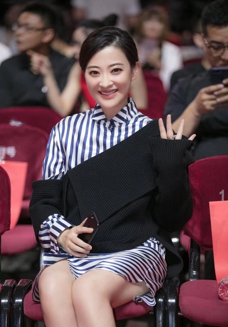 45岁梅婷穿黑色裙子,梅婷穿搭最新