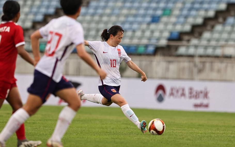 中国女足时隔16年再获亚洲杯冠军,高燃回顾中国女足亚洲杯