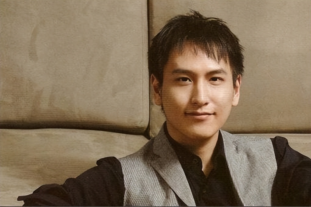 他15岁买股票赚40万，18岁成公司董事，身家百亿，39岁还没结婚