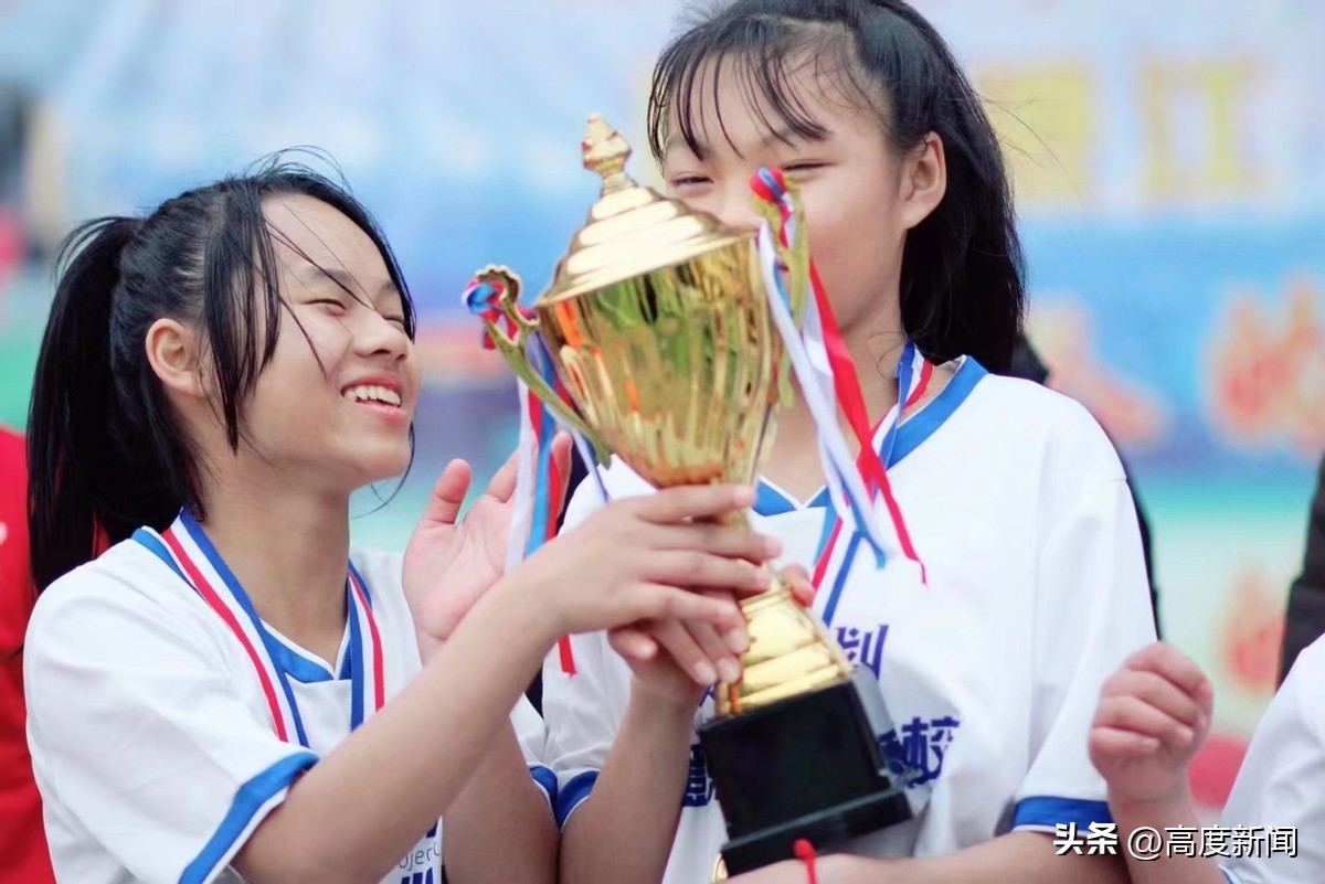 小学女足队夺冠,乡村小学女足获14座奖牌