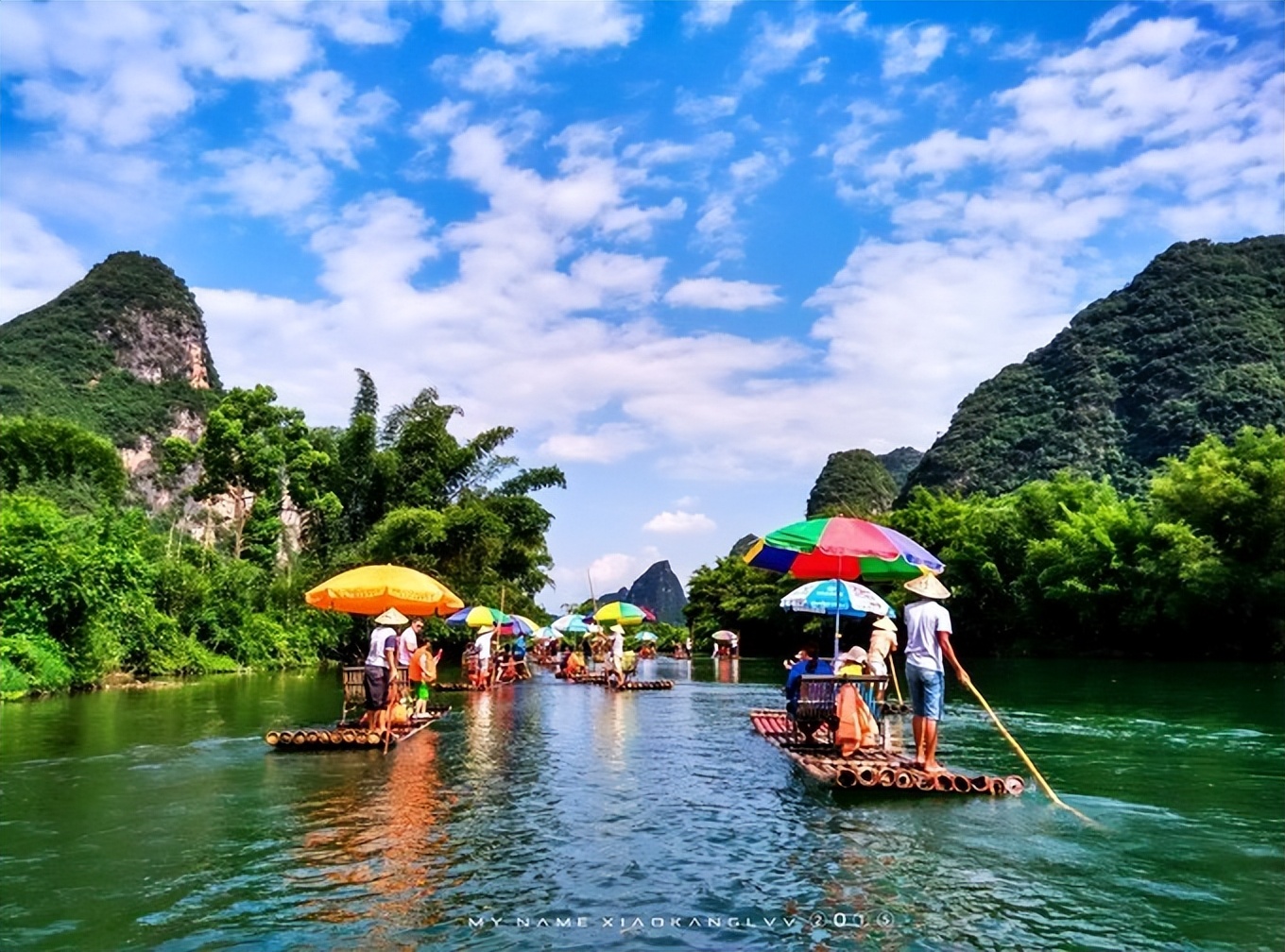 这满江碧透的水，秀拔云天的山，莫非就是马良当年留下的画卷！