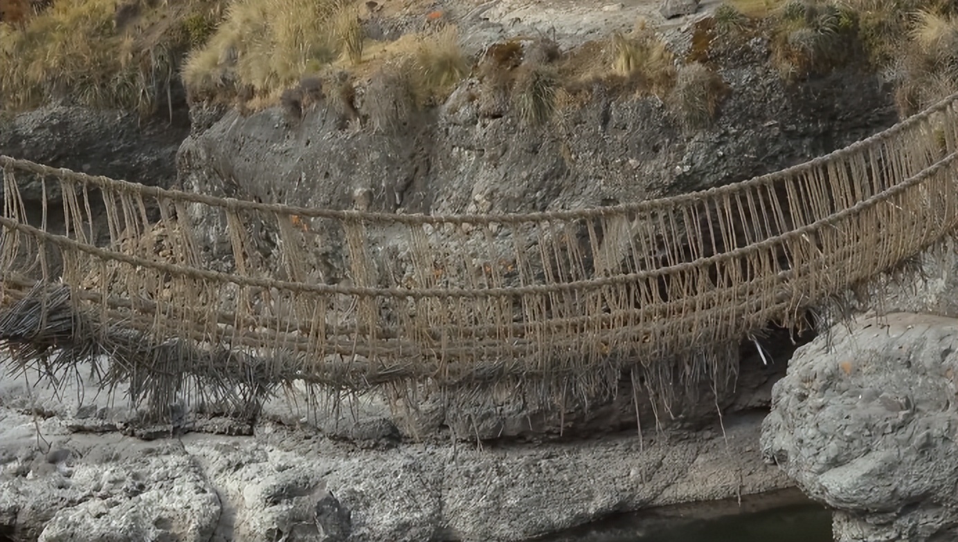 1000人用野草编织30米长的吊索桥，三天完工，每年都要换一次新桥
