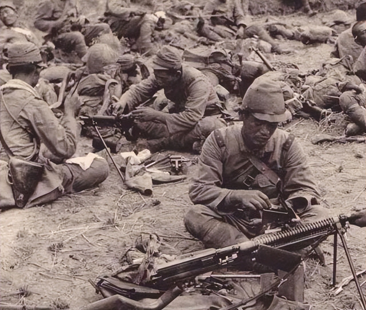 日寇为堵一孕妇肚中胎儿性别，竟扒衣破肚用*刀刺**挑出胎儿