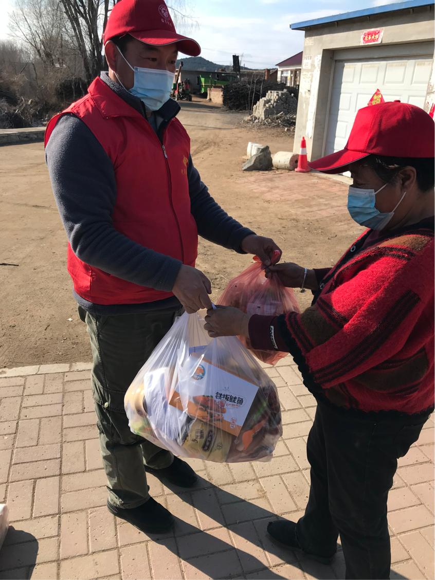 党员志愿者变身跑腿儿,志愿者化身背篓君为居民送物资