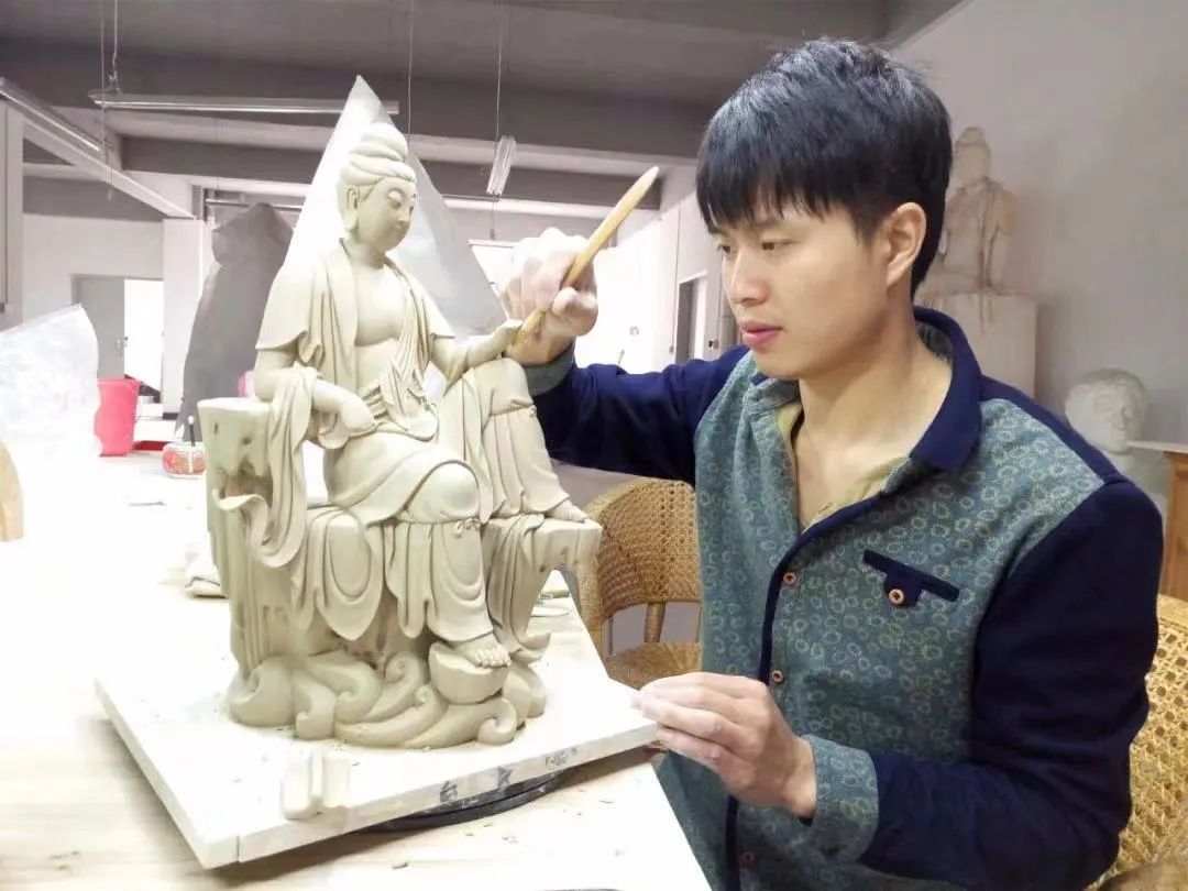 “最美中国白”拍出1633万天价，背后的神秘男人火了