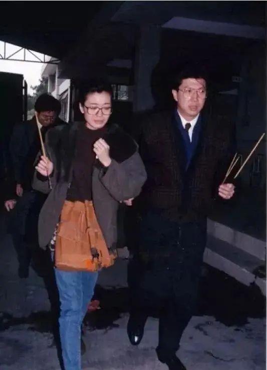 她自曝“不满足自己的欲望”，愿意做有钱人的*妇情**，却没有被封杀