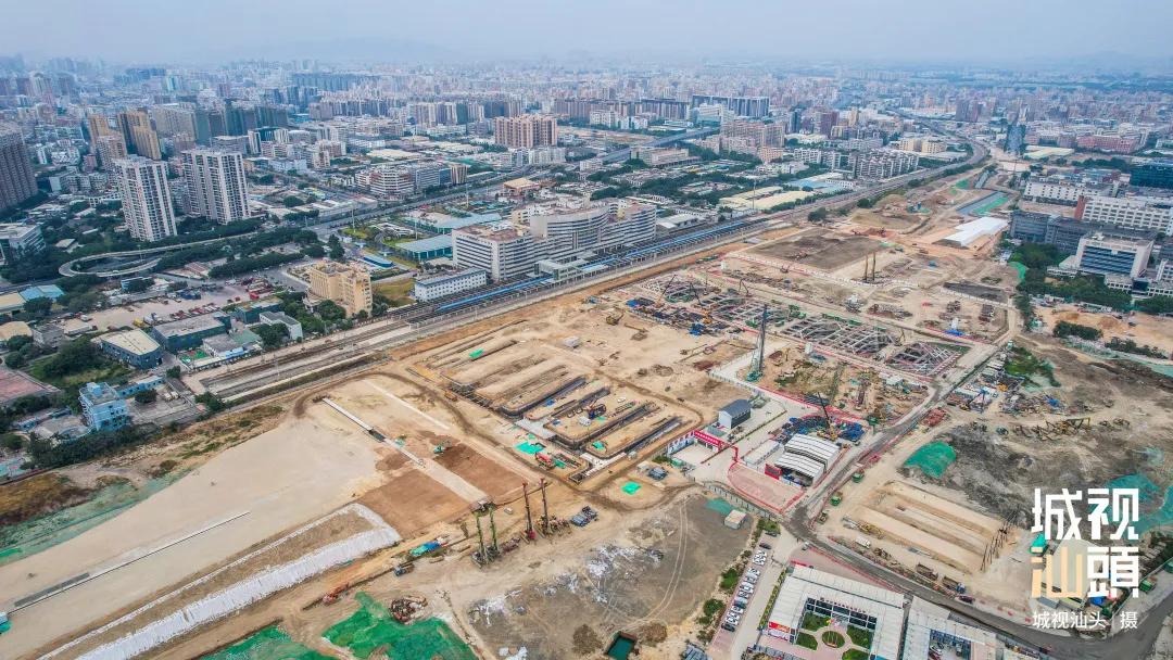 汕头站东侧出现一个很深的“大坑”？