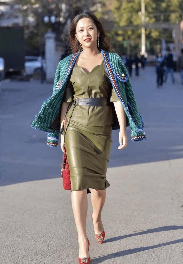 黑色皮裙搭配什么高跟鞋子好看,黑色坎肩皮裙搭配什么鞋子