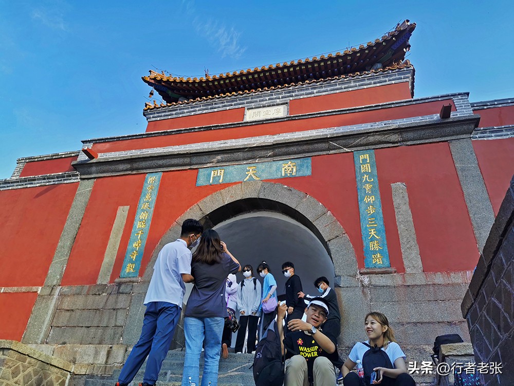 泰山看日出旅游攻略山上住宿,五一爬泰山哪个地方看日出最好