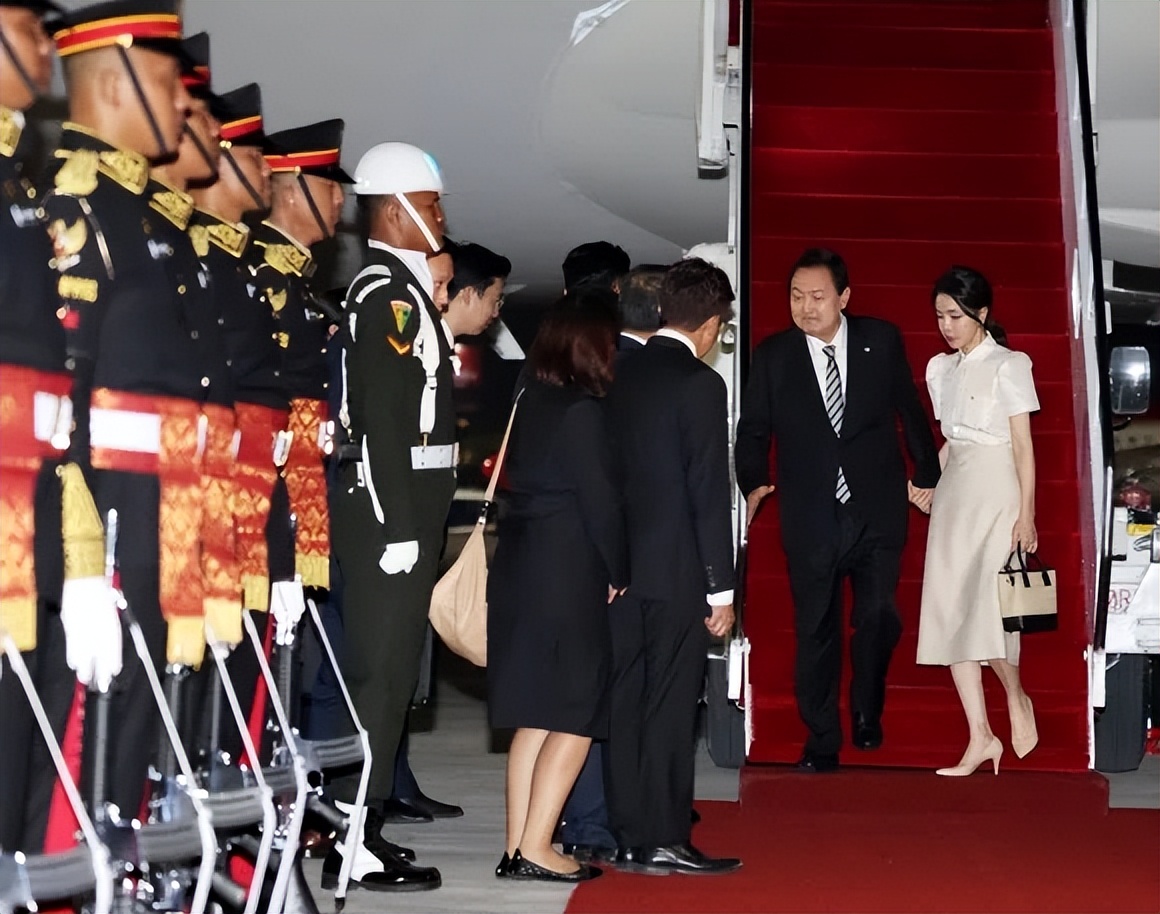 韩国第一夫人抵达巴厘岛好美啊！穿白衬衫好清纯，这么嫩哪像50岁