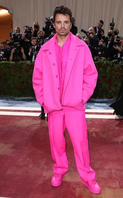 科勒卡戴珊一身红衣服出镜,科勒卡戴珊穿白西装图片