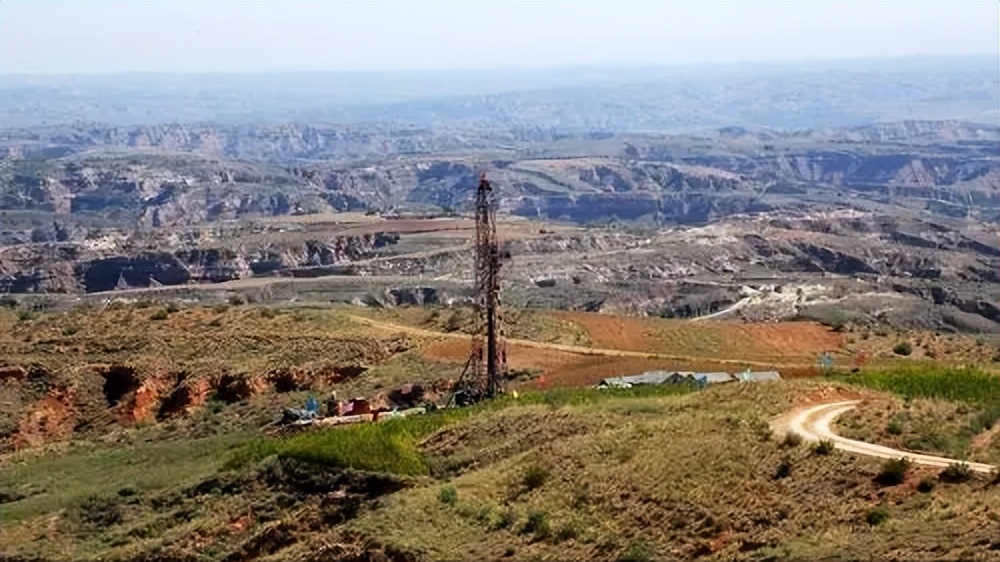 准噶尔盆地石英滩隆起的正反演结构，和遗传机制间的联系