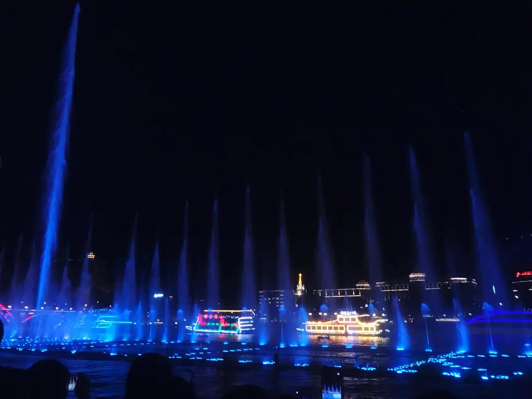 柳州10元一碗粉多菜,柳州最多配菜的螺蛳粉