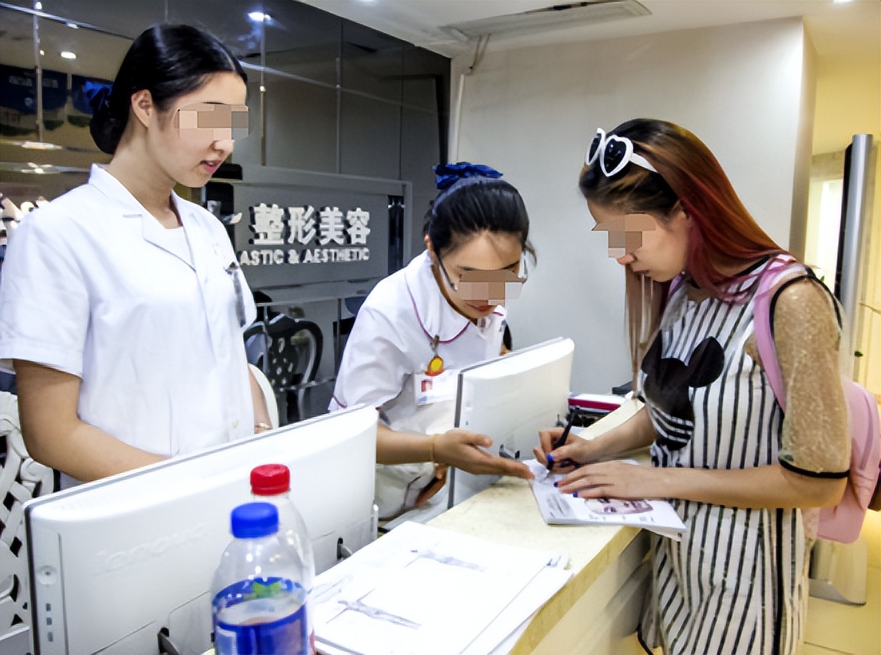 22年女子*款贷**5万，想整成舒淇，结果变小猪佩奇，医院退款赔1万