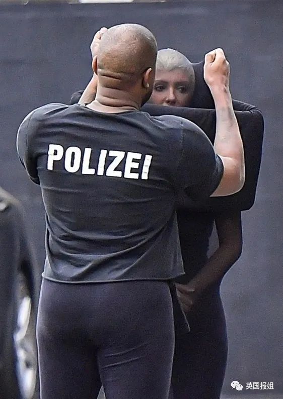 侃爷妻子bianca怪异穿搭,侃爷妻子黑色蚕蛹装