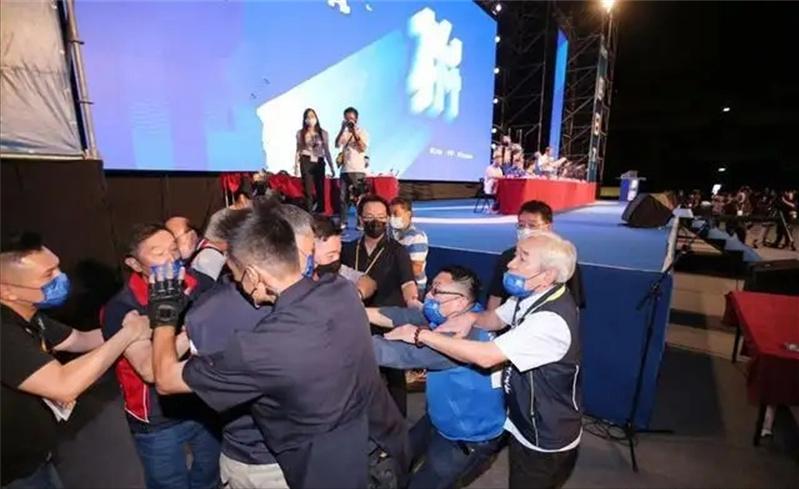 国民*党**大会上多人互殴，曾在大陆任职的台商徐正文被*倒打**在地