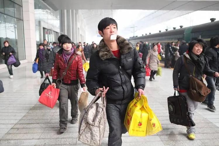 外甥在我家吃住8年，女儿结婚收到他的随礼，让我看懂了人性