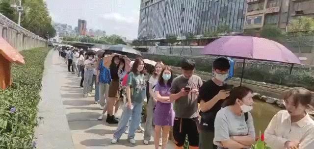排队俩小时只为一杯茶颜悦色,排队六七个小时买一杯茶