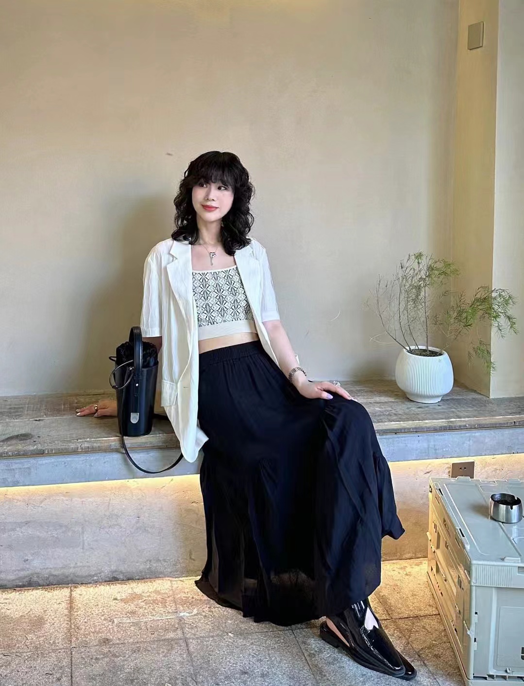 褶皱黑色半裙搭配什么鞋子,女生黑色长半裙搭配什么上衣好看