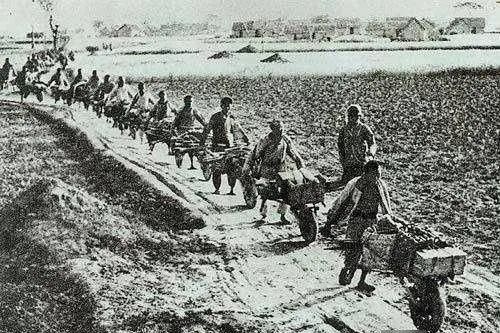 抗战时期，日本为何不运一担粮，却在战场上顿顿有酒有肉