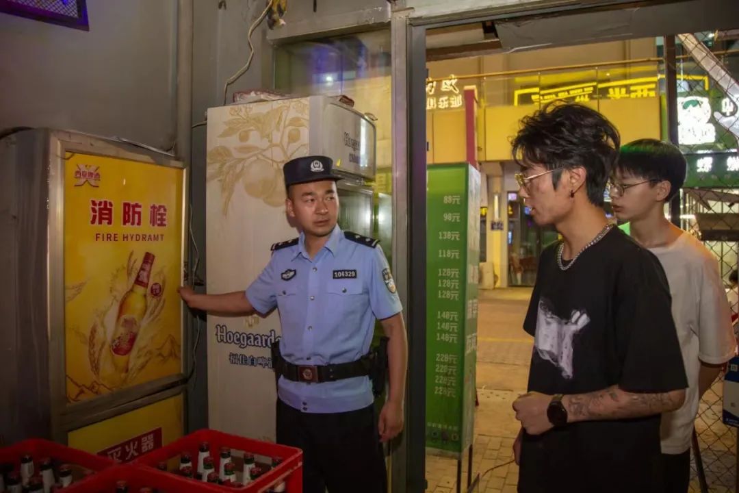 公安督导夏夜治安巡防暖警,巡特警守护城市夜晚平安