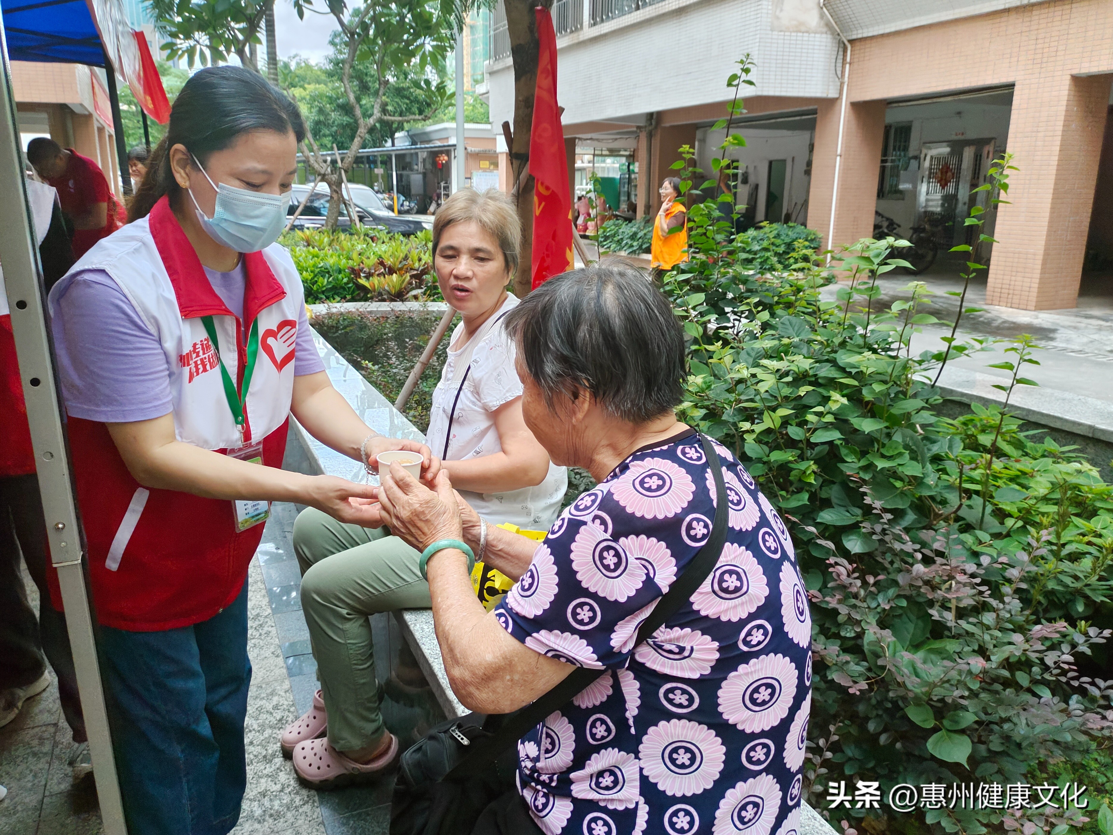 “益苗计划”——保健食品科普宣传活动走进名家花园