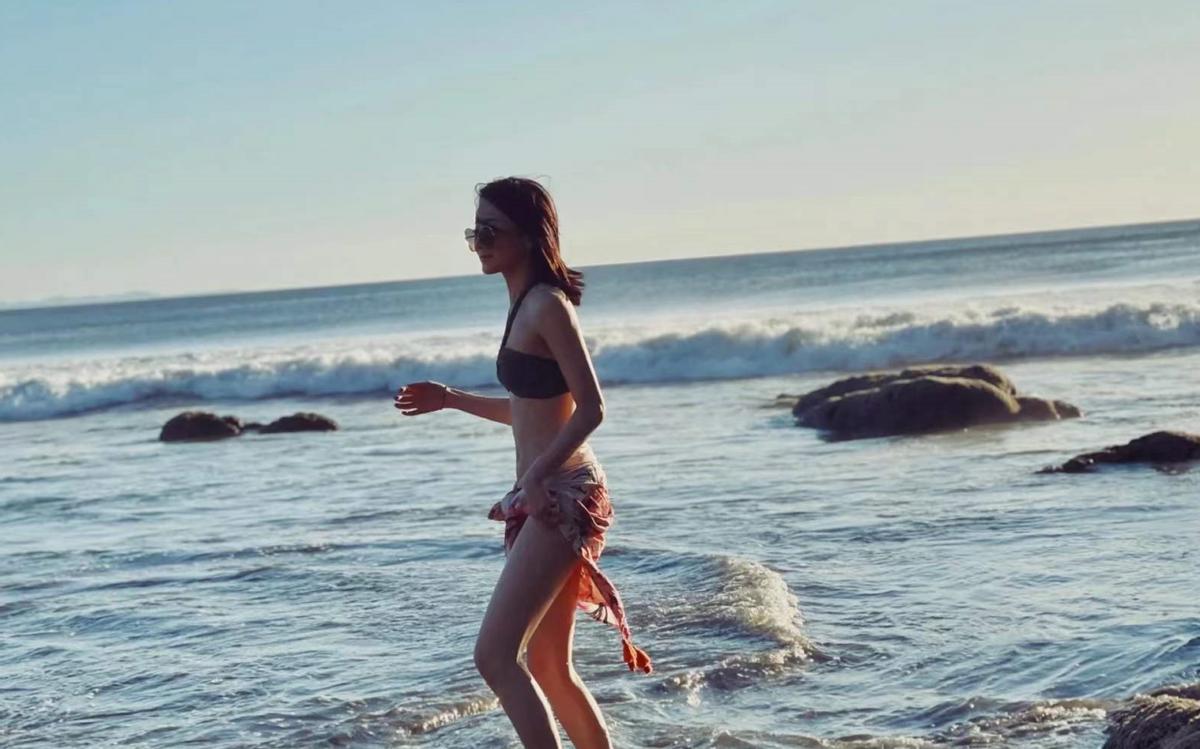 陈赫前妻许婧晒出海旅游照,陈赫前妻许婧穿搭