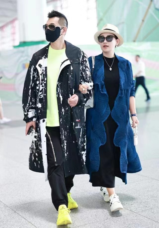 赵文卓陪老婆逛街,赵文卓妻子带儿女现身机场