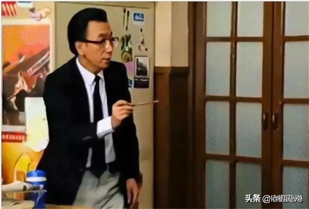 侯耀华补办生日宴会,75岁侯耀华现身饭局