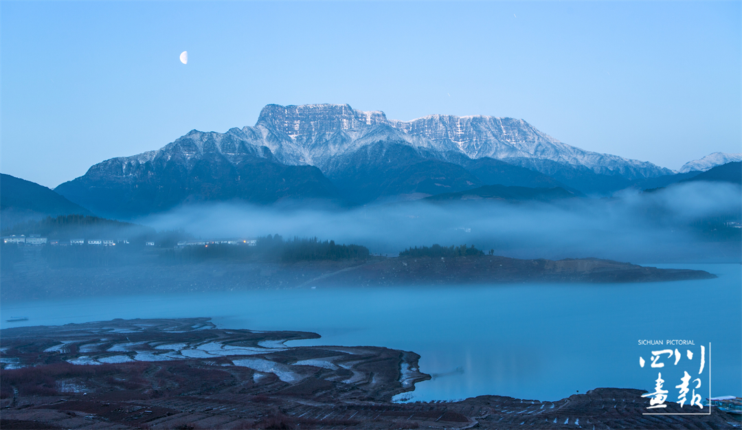 山横瓦屋披云出全诗,山横瓦屋披云出下一句是什么
