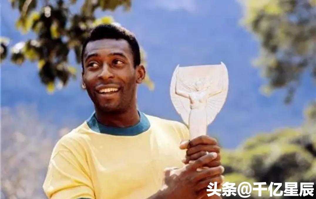 贝利三次世界杯的具体表现,贝利拿三座世界冠军的照片