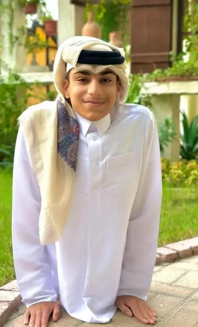 世界杯半身青年,世界杯开幕式半身少年