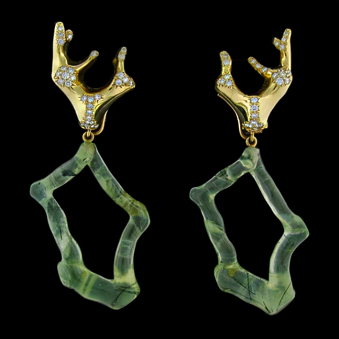 满筐圆实骊珠滑,入口甘香冰玉寒——葡萄石