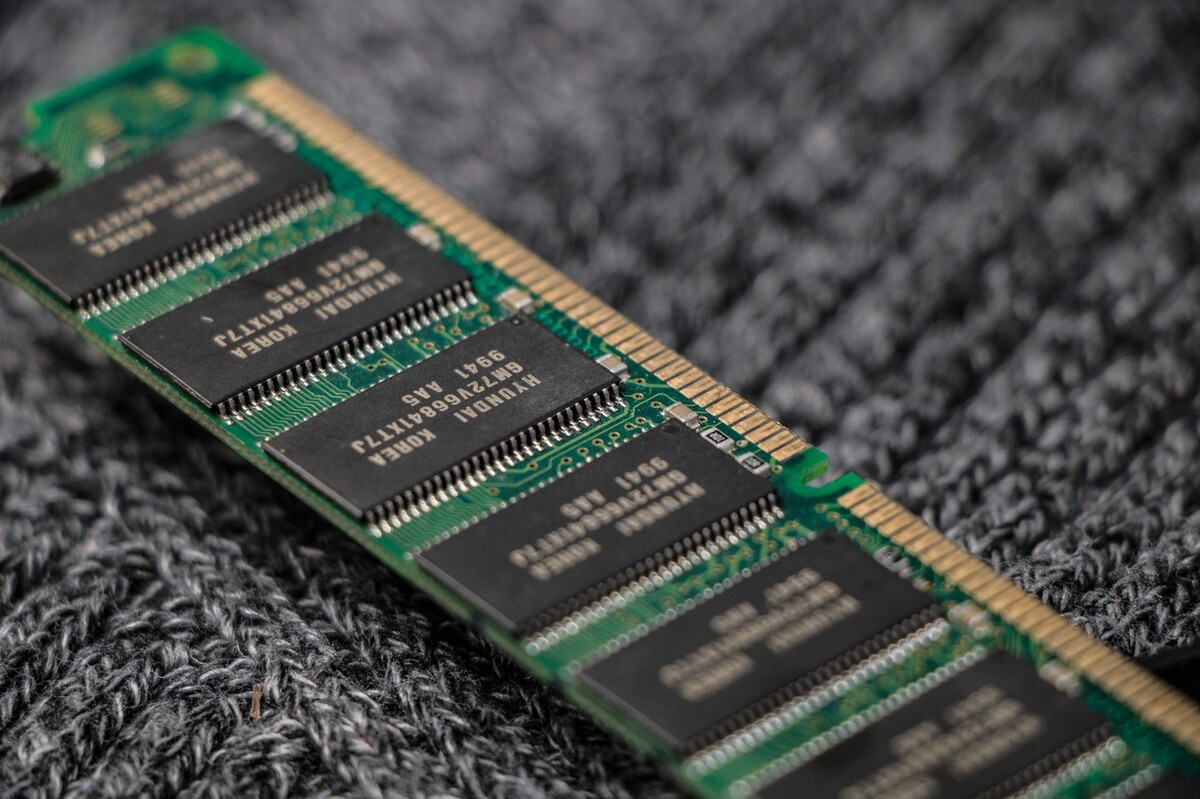 台式电脑显示屏不工作怎么解决,电脑显示器亮一下就黑屏怎么回事