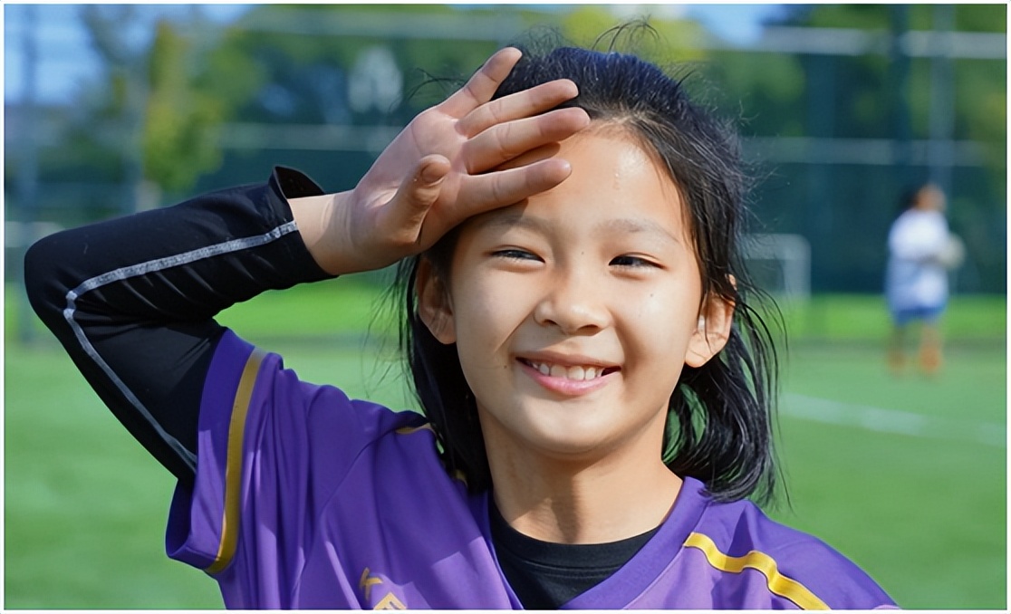 和小时候一样对足球的热爱没有变,激发孩子们对足球的热爱与坚持