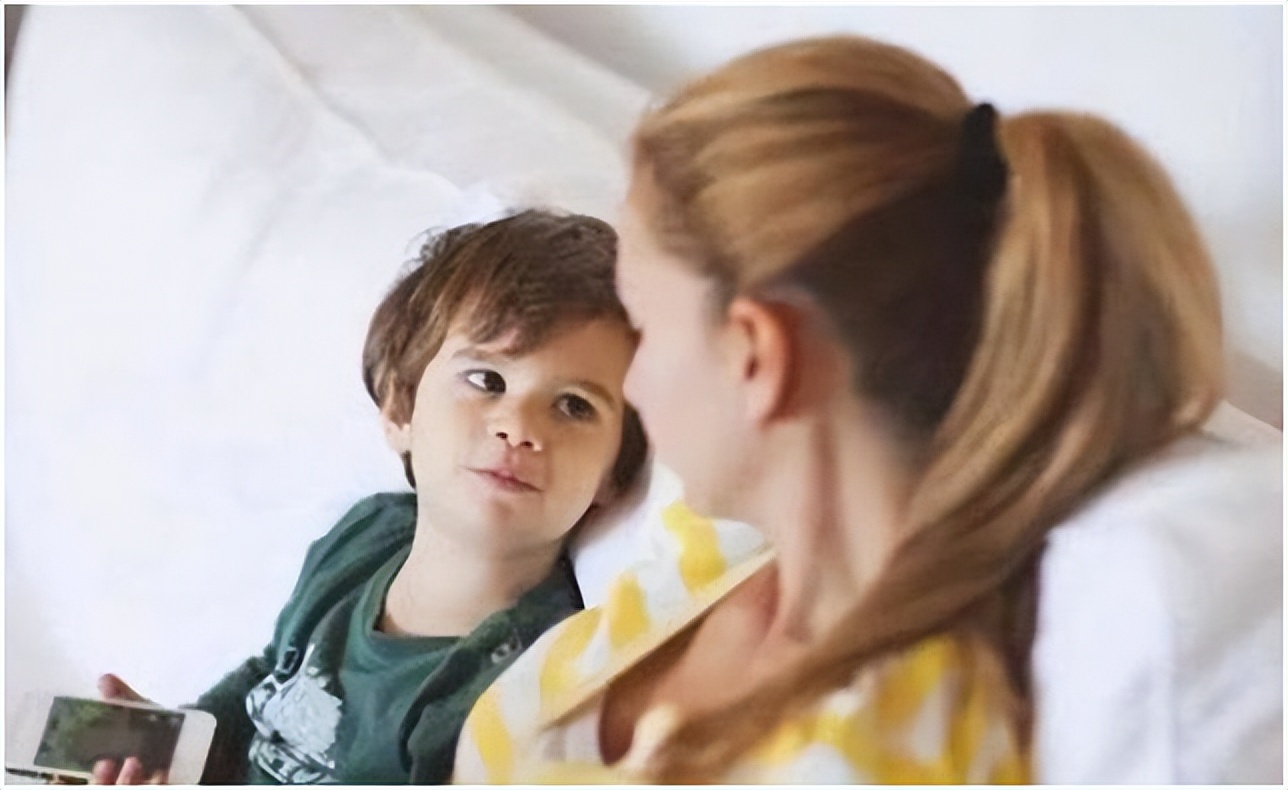 孩子被排挤妈妈要怎样引导他,小孩被排挤该如何教育