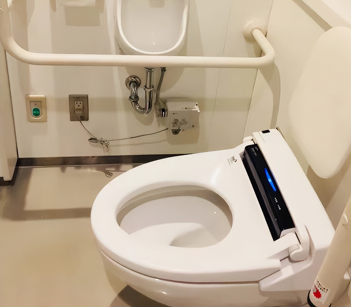 女子身上长虫医生拿镊子治疗,女子体内有蜱虫被医生拿镊子拔出